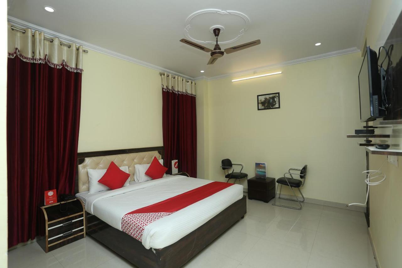 Hotel OYO 16995 Sr Blessings Chinhat Exterior foto