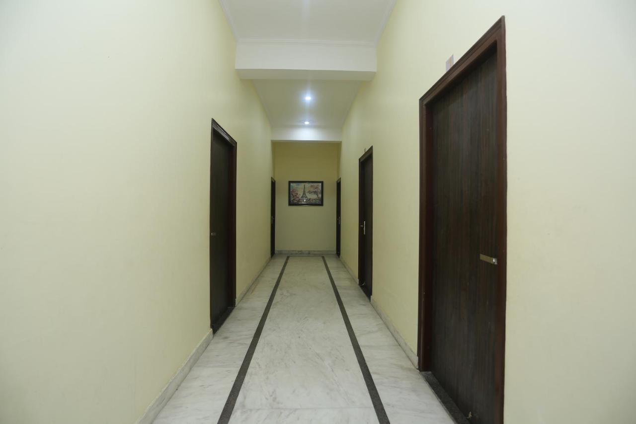 Hotel OYO 16995 Sr Blessings Chinhat Exterior foto