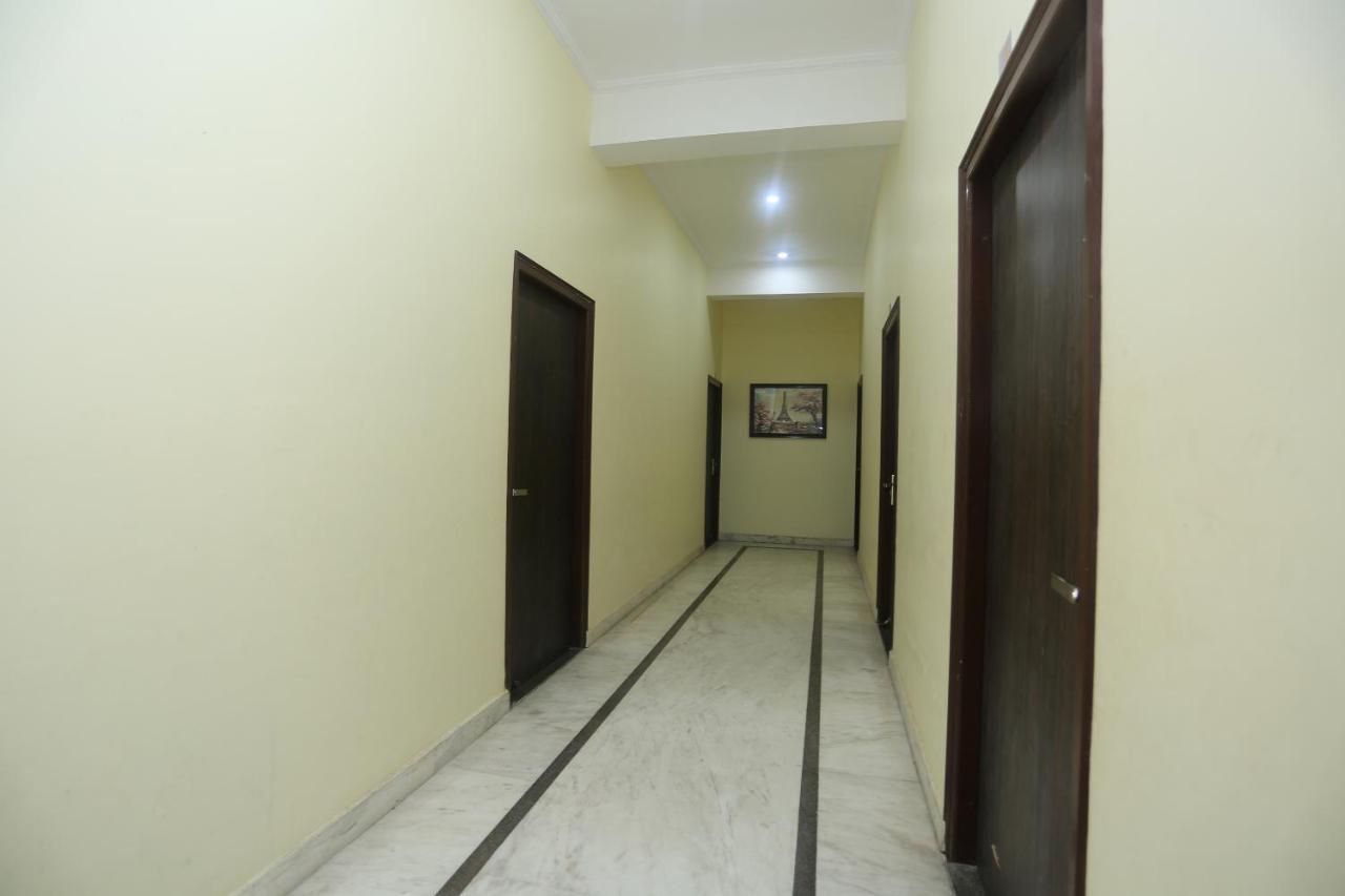Hotel OYO 16995 Sr Blessings Chinhat Exterior foto