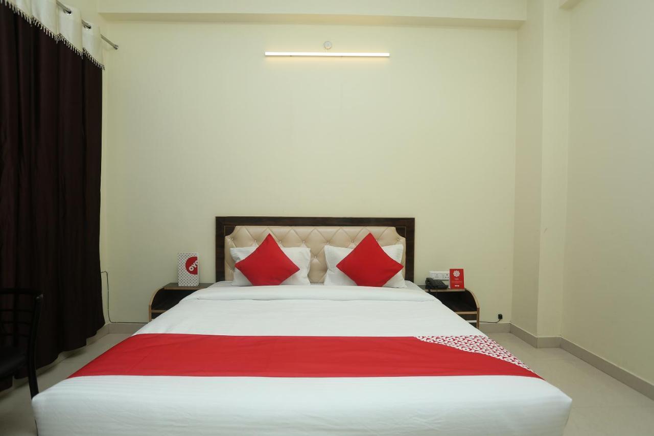 Hotel OYO 16995 Sr Blessings Chinhat Exterior foto