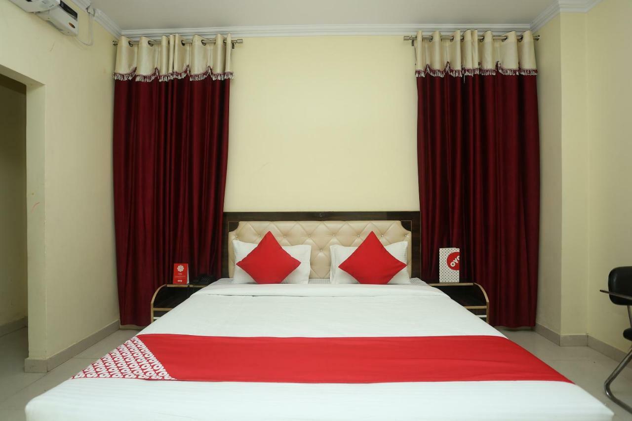 Hotel OYO 16995 Sr Blessings Chinhat Exterior foto