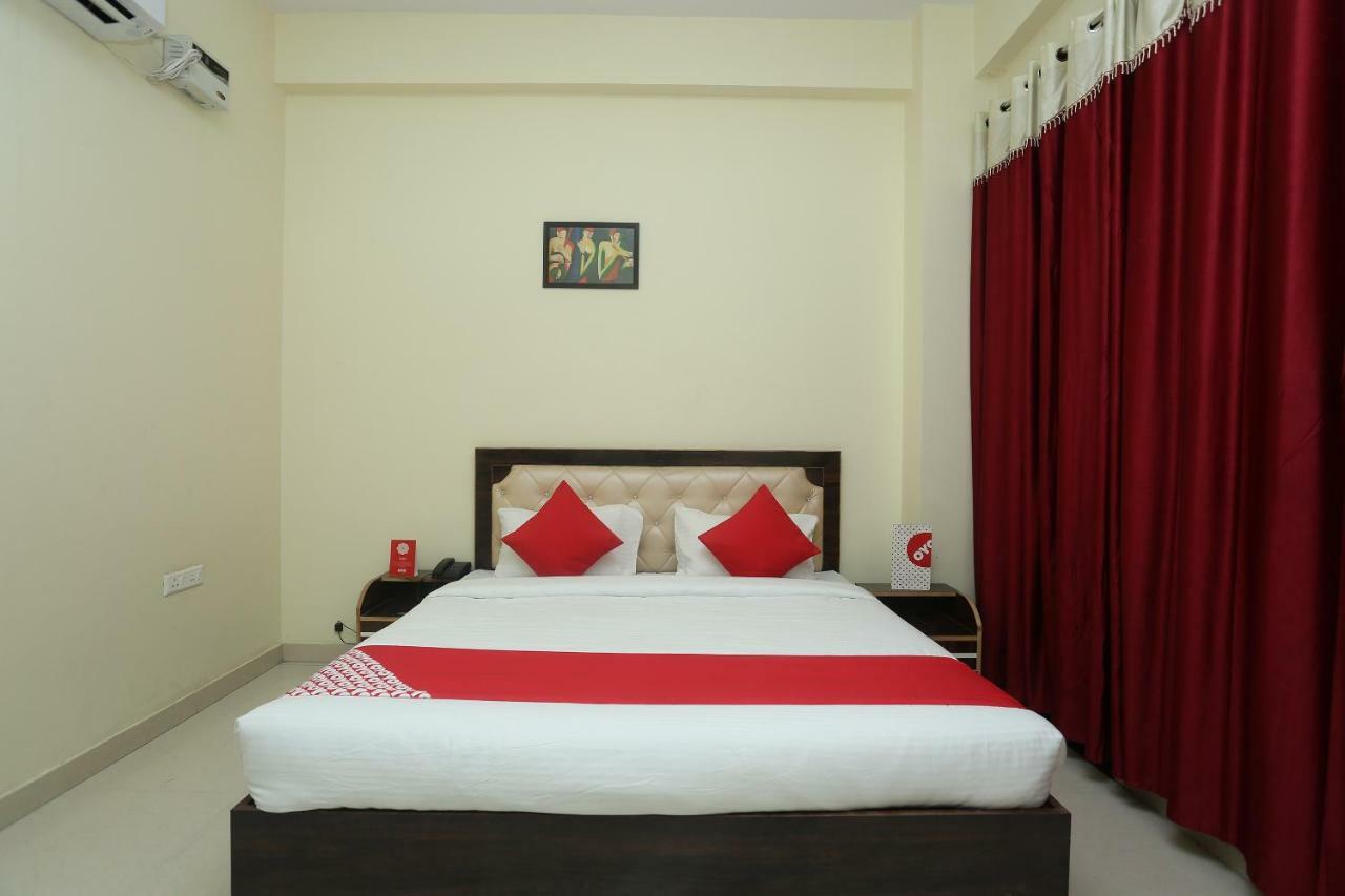 Hotel OYO 16995 Sr Blessings Chinhat Exterior foto