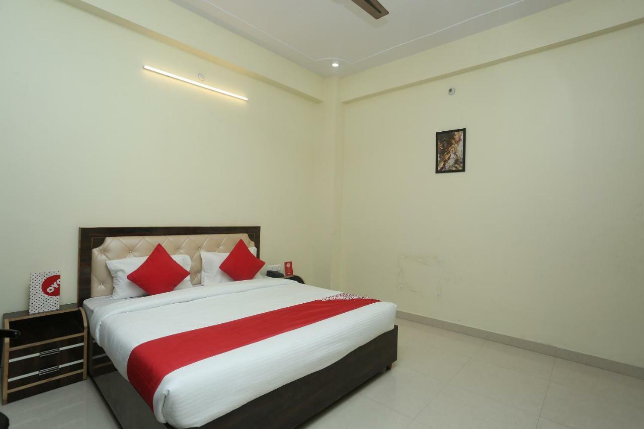 Hotel OYO 16995 Sr Blessings Chinhat Exterior foto